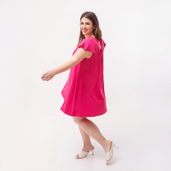 Vestido básico de color rosa, con mangas cortas y diseño suelto, modelo girando y sonriendo.