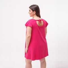 Vestido Basic rosa con detalle en la espalda y mangas cortas, visto desde atrás.