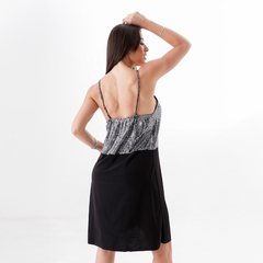 Vestido Bruria negro con detalle en la parte superior, visto desde atrás, ideal para ocasiones elegantes.