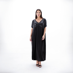 Modelo usando un vestido largo negro con detalles brillantes, de estilo elegante y cómodo.