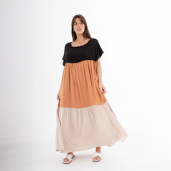 Vestido largo de mujer en tonos negro, naranja y beige, con diseño fluido y mangas cortas.