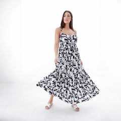 Modelo luciendo un vestido largo de estampado floral en blanco y negro.