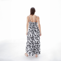 Vista trasera del vestido Faustina, largo y con estampado en blanco y negro, ideal para ocasiones especiales.