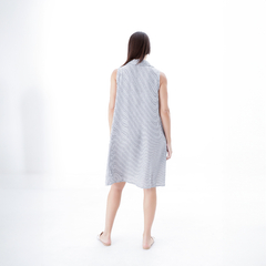 Vestido Fiona, modelo femenino de espalda, sin mangas, de color gris con rayas.