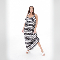 Vestido largo Francine con estampado a rayas en blanco y negro, modelo posando sobre un fondo blanco.