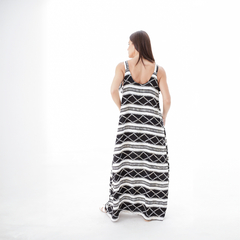 Vestido largo Francine con estampado de rayas en blanco y negro, visto desde atrás.