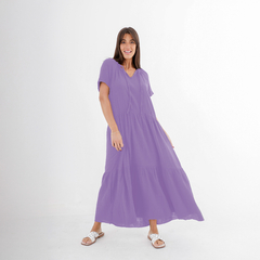 Vestido Gaier de color lila, largo y con mangas cortas, lucido por una modelo sonriendo.