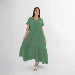 Vestido largo color verde con mangas cortas, modelo Gaier, luciendo una mujer sonriendo en un fondo blanco.