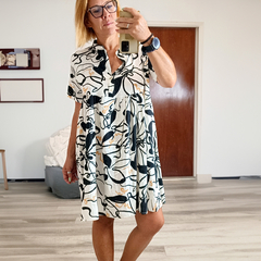 Vestido Griselda con estampado abstracto, mostrado por una mujer en un ambiente interior.