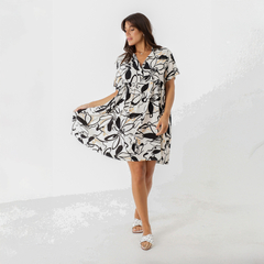 Vestido Griselda de estampado en blanco y negro, con mangas cortas y corte suelto, ideal para ocasiones casuales.