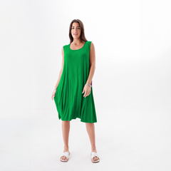 Vestido Juria verde de corte amplio, sin mangas, presentado por una modelo en un fondo blanco.