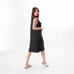Vestido Juria negro, de corte suelto, modelo caminando en un fondo blanco.