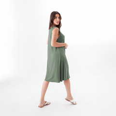 Modelo luciendo un vestido verde de corte fluido con tirantes, en un fondo blanco.