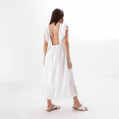 Vista trasera del vestido Kotka, un vestido largo blanco con volantes en las mangas y un diseño de espalda descubierta.