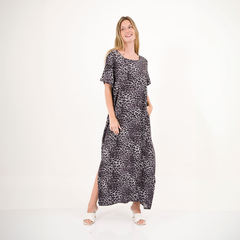 Vestido largo con estampado de leopardo, modelo Luna, usado por una mujer sonriente.