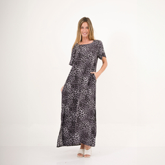 Vestido largo estilo leopardo en tonos gris y negro, con mangas cortas y bolsillos, presentado por una modelo sonriente.