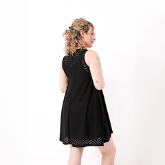Vestido Magui negro con diseño calado, visto desde atrás, en un fondo blanco.