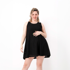 Vestido negro corto Magui con diseño calado, modelo posando de pie.