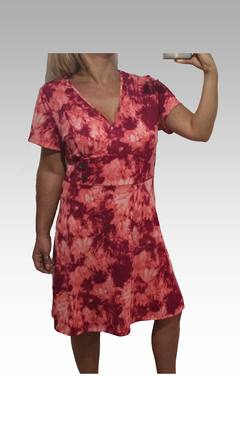 Vestido Melody de color rojo con estampado de manchas, con escote en V y mangas cortas.