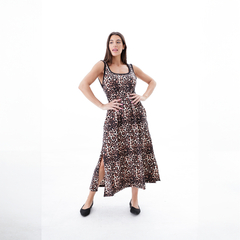 Vestido largo de estampado de leopardo, con tirantes y aberturas laterales, modelo posando en un fondo blanco.
