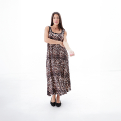 Modelo usando un vestido largo de estampado de leopardo en un fondo blanco.