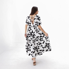 Vestido largo de flores en blanco y negro, con un diseño de espalda abierta y manga corta.