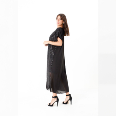 Vestido Pam negro con detalles brillantes, modelo de pie en un fondo blanco.