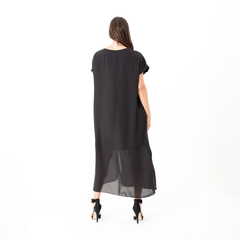 Vista trasera de un vestido largo negro con mangas cortas.