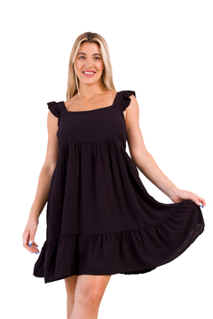 Vestido Panna negro con tirantes volados y falda amplia, modelo femenino sonriendo y mostrando el vestido.