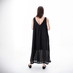 Vista trasera de un vestido largo negro, con detalles de encaje y tirantes amplios.