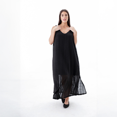 Vestido negro largo con detalles de encaje, modelo femenino posando en un fondo blanco.
