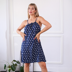 Vestido Star de color azul marino con estampado de estrellas blancas, usado por una modelo en un ambiente luminoso.