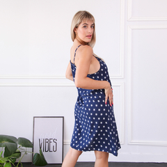 Vestido Star de color azul marino con estampado de estrellas blancas, modelo luciendo el vestido en un entorno luminoso.
