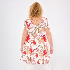 Vista trasera de mujer con vestido Zoel blanco con estampado floral en tonos rojos y beige