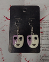 Brincos de Halloween  do Sally Face, com design de rosto estilizado nas cores branco e roxo
