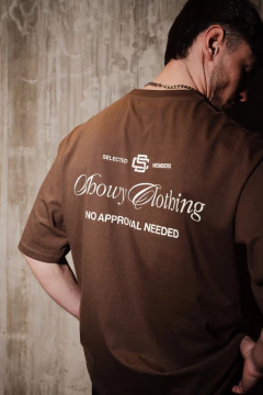 REMERA SHOWY SELECTED MMBERS 2.0 CHOCO - OFFSIDE INDUMENTARIA