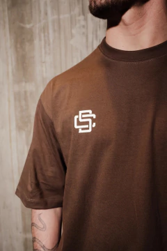 REMERA SHOWY SELECTED MMBERS 2.0 CHOCO