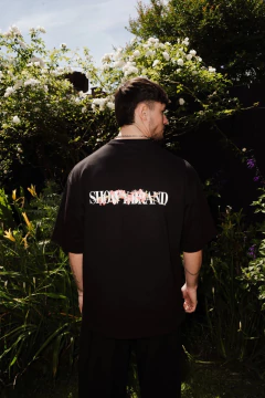 REMERA SHOWY FLOWERS BLACK en internet