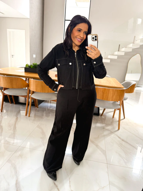 Conjunto Plus Size em crepe, cropped com zíper frontal, bolsos funcionais manga longa, calça no modelo pantalona Helena