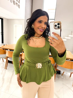 Blusa Plus Size em poliamida manga longa babado na parte de baixo acompanha faixa Emily
