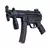 A SMG exibida com os seu magazine a gás de 30 rounds.