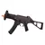 Jogador em um cenário de CQB, apontando a submetralhadora VFC UMP45.