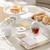 Açucareiro Break Branco em uma mesa com bolo, pães, manteiga e açúcar.