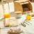 Jarra de vidro com tampa de bambu, acompanhada de alimentos e utensílios de mesa.