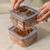 Pote hermético empilhado com biscoitos e feijão, ideal para organização na cozinha.