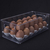 Organizador de ovos transparente com capacidade para 15 ovos, exibindo ovos marrons dispostos de forma organizada.