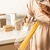 Pote hermético com tampa de bambu, 1 litro. Perfeito para organizar sua cozinha e armazenar seus alimentos como grãos, farinhas, biscoitos e massas conservando o sabor e a crocância. Design elegante que valoriza qualquer cozinha.