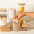 Pote hermético com tampa de bambu, 1,5 litros. Perfeito para armazenar e organizar alimentos como grãos, farinhas e massas mantendo a frescura e a crocância. Design elegante que valoriza qualquer cozinha.
