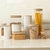 Pote hermético com tampa de bambu, 1,5 litros. Perfeito para organizar sua cozinha e armazenar seus alimentos como grãos, farinhas, biscoitos e massas conservando o sabor e a crocância. Design elegante que valoriza qualquer cozinha.