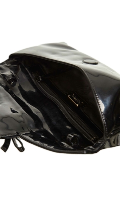 Clutch Emporio Armani Preta Envernizada na internet